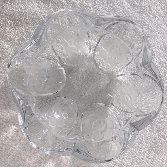 Vintage Round Clear Cut Glass With Frosted Textured Flowers Ashtray Trinket Dish - Picture 3 of 16